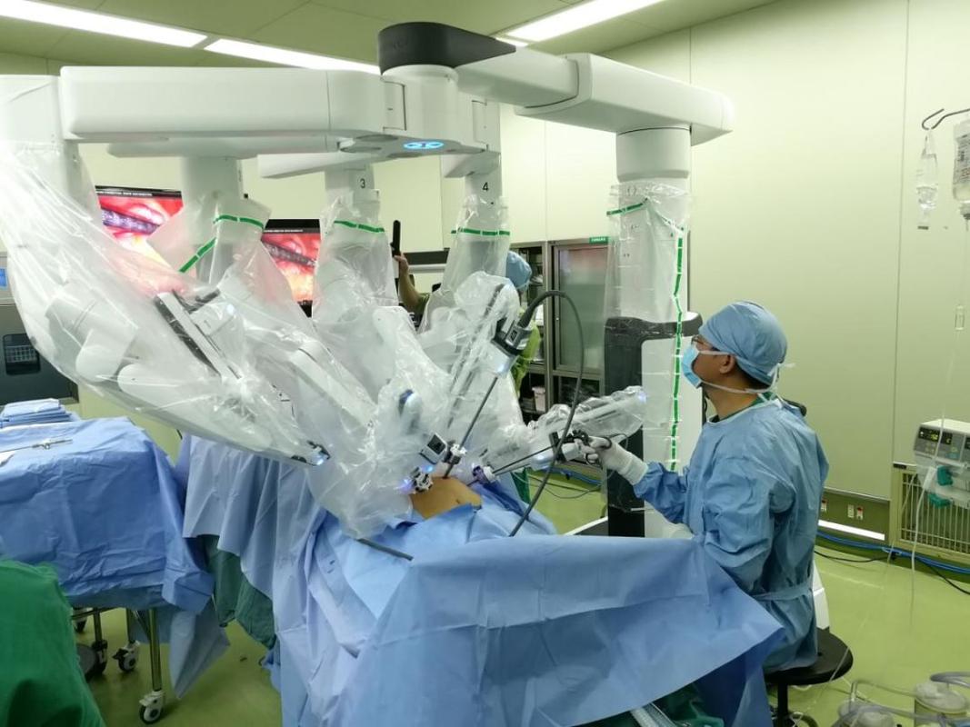 微诊台〗达芬奇机器人精准做结直肠癌手术,高难度肿瘤手术操作更