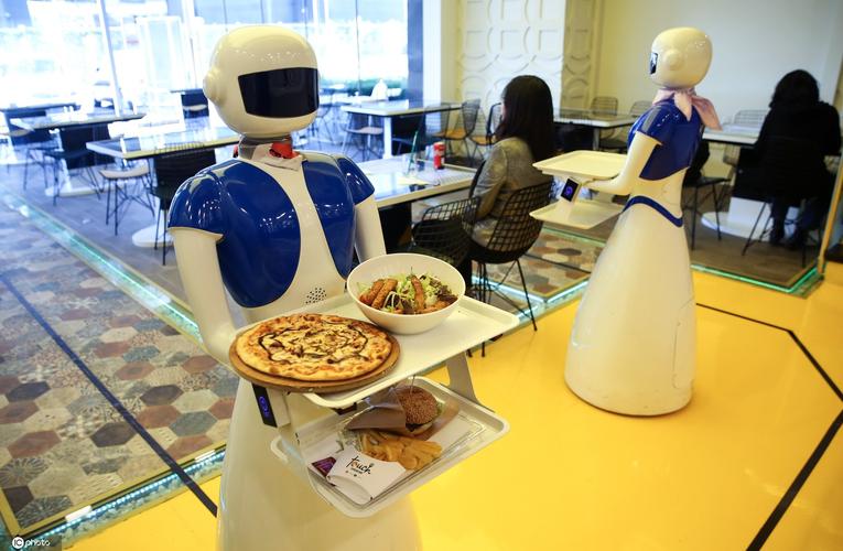 当地时间2019年11月6日,土耳其伊斯坦布尔,当地一家机器人主题餐厅里